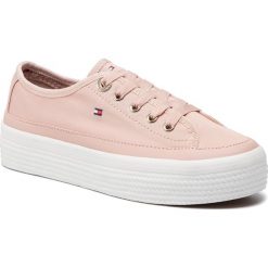 Tenisówki TOMMY HILFIGER - Corporate Flatform Sneaker FW0FW02456 Dusty Rose 502. Różowe półbuty damskie TOMMY HILFIGER, bez wzorów, z gumy, bez zapięcia. W wyprzedaży za 279,00 zł.