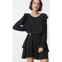 Czarna Sukienka Liard. Czarne sukienki damskie Born2be, s, z aplikacjami, długie, mini. Za 99,99 zł.