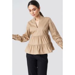 NA-KD Boho V-Neck Volume Sleeve Top - Beige. Brązowe topy damskie marki NA-KD Boho, bez wzorów, z falbankami. Za 141,95 zł.