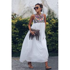 Sukienka ARIAH. Białe sukienki damskie Sukienka ARIAH, s, bez wzorów, bez kołnierzyka, bez rękawów, długie. W wyprzedaży za 69,00 zł.