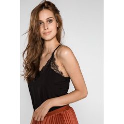 Vero Moda Milla Podkoszulek Czarny. Czarne podkoszulki damskie Vero Moda, m, w koronkowe wzory, z materiału, bez rękawów. Za 111,95 zł.