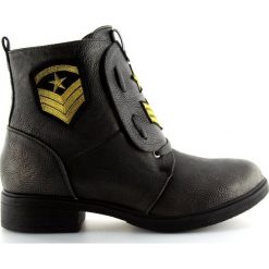 Botki workery z naszywkami szare H-4 Grey. Szare botki damskie ButyModne, ze skóry ekologicznej, militarne, bez obcasa, na płaskiej podeszwie, bez zapięcia. Za 78,25 zł.