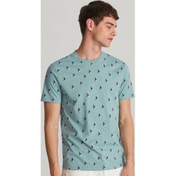 T-shirt z nadrukiem na całości - Zielony. Zielone t-shirty męskie Reserved, s, z nadrukiem, bez kołnierzyka. Za 49,99 zł.