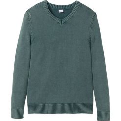 Sweter z efektem wytarcia bonprix zielony. Zielone swetry męskie bonprix, s, bez wzorów, z dekoltem w serek, bez kaptura. Za 49,99 zł.