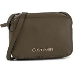 Torebka CALVIN KLEIN - Ck Must Psp20 Camerabag K60K606015 LBB. Zielone listonoszki damskie Calvin Klein, bez wzorów, ze skóry ekologicznej, bez dodatków. Za 299,00 zł.