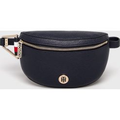 Tommy Hilfiger - Nerka. Niebieskie nerki damskie TOMMY HILFIGER, bez wzorów, ze skóry ekologicznej, casualowe, średnie, bez dodatków. Za 639,90 zł.