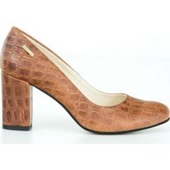 Czółenka na słupku z tłoczeniem - skóra naturalna - model 042 - kolor brąz krokodyl. Szare czółenka damskie Zapato, na co dzień, bez wzorów, z jeansu, z okrągłym noskiem, bez obcasa, na obcasie. W wyprzedaży za 191,40 zł.