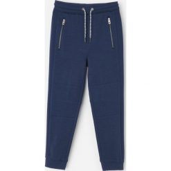 Dresowe joggery z bawełny organicznej - Granatowy. Niebieskie spodnie męskie Reserved, bez wzorów, z bawełny. Za 59,99 zł.