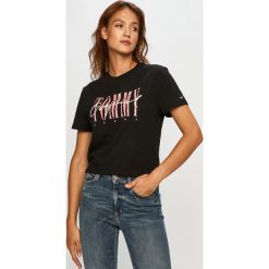 Tommy Jeans - T-shirt. Czarne bluzki damskie Tommy Jeans, s, z aplikacjami, z bawełny, casualowe, z okrągłym kołnierzem, z krótkim rękawem. Za 179,90 zł.