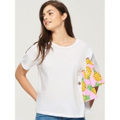 T-shirty damskie: T-shirt z kolorową aplikacją – Biały