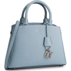 Torebka DKNY - R91D3327 Ai 3. Niebieskie torebki klasyczne damskie DKNY, bez wzorów, ze skóry, klasyczne, bez dodatków. W wyprzedaży za 959,00 zł.