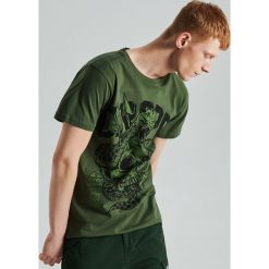 Koszulka z motywem czaszki - Khaki. Brązowe koszulki męskie Cropp, s, bez wzorów, bez kołnierzyka, bez rękawów. Za 34,99 zł.