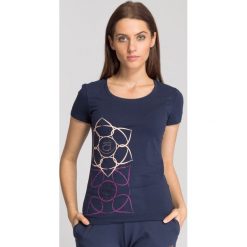 Granatowy t-shirt damski z nadrukiem. Niebieskie t-shirty damskie EA7 Emporio Armani, s, z nadrukiem, z elastanu, z okrągłym kołnierzem. Za 163,60 zł.