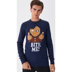 Sweter ze świątecznym motywem - Granatowy. Niebieskie swetry męskie House, s, bez wzorów, wizytowe, bez kołnierzyka, bez kaptura. W wyprzedaży za 29,99 zł.