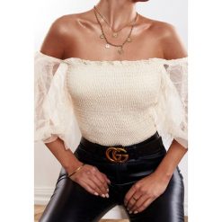 Jasnobeżowa Bluzka Pauline. Brązowe bluzki damskie Renee, s, bez wzorów, z tiulu, boho, z falbankami, z krótkim rękawem. Za 89,99 zł.