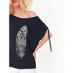 BLUZKA Z DZIANINY Z NADRUKIEM I WIĄZANIAMI NA RĘKAWACH. Niebieskie t-shirty damskie Top Secret, z nadrukiem, z dzianiny, bez kołnierzyka. W wyprzedaży za 19,99 zł.