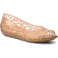 Półbuty CROCS - Sloane Grph Metallic Slide W 205133 Gold/Gold. Brązowe półbuty damskie Crocs, z tworzywa sztucznego, na płaskiej podeszwie. W wyprzedaży za 139,00 zł.