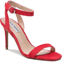 Sandały STEVE MADDEN - Strutting SM11000511-03002-605 Red Suede. Czerwone klapki damskie Steve Madden, bez wzorów, z zamszu, bez obcasa, na obcasie. W wyprzedaży za 299,00 zł.