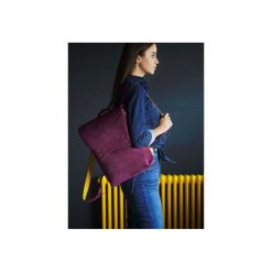 Plecak skórzany damski uszyty ręcznie z włoskiej skóry w kardynalskim kolorze z żótym tyłem. Czerwone plecaki damskie marki Emilia arendt, ze skóry, eleganckie. Za 949,00 zł.
