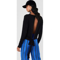 NA-KD Sweter z wiązaniem z tyłu - Black. Czarne swetry klasyczne damskie marki NA-KD, z dzianiny, z dekoltem na plecach. Za 100,95 zł.