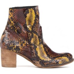 Botki na słupku z wywijaną cholewką - skóra naturalna - model 454 - kolor kolorowy wąż. Botki damskie Zapato, na wiosnę, ze skóry, eleganckie, za kostkę, na wysokim obcasie, na obcasie, na zamek. W wyprzedaży za 279,30 zł.