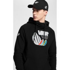 Bluza męska 4Hills BLM101 - głęboka czerń. Czarne bluzy męskie marki 4f, m, z nadrukiem, z dzianiny, z kapturem, bez rękawów, z kapturem. Za 159,99 zł.
