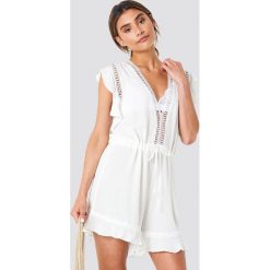 Trendyol Kombinezon Tulum - White. Białe kombinezony damskie marki Trendyol, z haftami, z tkaniny, z krótkim rękawem, krótkie. Za 161,95 zł.