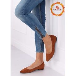 Baleriny z migdałowymi noskami camel RC-76 CAMEL. Brązowe baleriny damskie obuwie damskie, bez wzorów, z zamszu, klasyczne, na niskim obcasie. Za 57,38 zł.