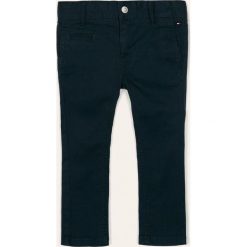 Tommy Hilfiger - Spodnie dziecięce 116 cm. Niebieskie spodnie chłopięce TOMMY HILFIGER, bez wzorów, z elastanu. W wyprzedaży za 179,90 zł.