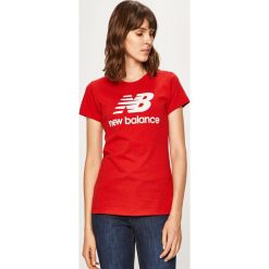 New Balance - T-shirt. Czerwone bluzki damskie New Balance, s, z nadrukiem, z bawełny, z okrągłym kołnierzem. W wyprzedaży za 109,90 zł.