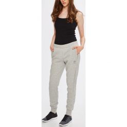 Reebok Classic - Spodnie. Szare spodnie damskie marki Reebok Classic, s, bez wzorów, z bawełny, casualowe. W wyprzedaży za 199,90 zł.