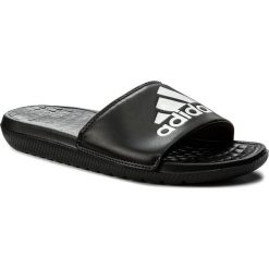 Klapki adidas - Voloomix CP9446 Cblack/Ftwwht/Cblack. Czarne klapki męskie Adidas, bez wzorów, ze skóry ekologicznej. W wyprzedaży za 79,00 zł.