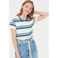 Koszulka w paski z haftem. Różowe koszulki damskie Pull&Bear, w paski, bez kołnierzyka, z krótkim rękawem. Za 49,90 zł.