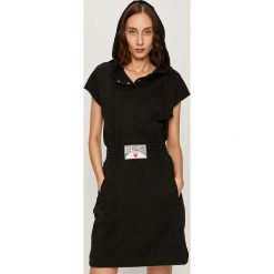 Love Moschino - Sukienka. Czarne sukienki damskie Love Moschino, na co dzień, m, z aplikacjami, z bawełny, casualowe, z kapturem, z krótkim rękawem, krótkie, mini, proste. Za 1169,00 zł.