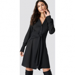 NA-KD Sukienka z wiązaniem w talii - Black. Czarne sukienki na komunię NA-KD, w paski, z materiału, midi. Za 161,95 zł.