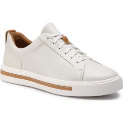 Sneakersy CLARKS - Un Maui Lace 261401684 White Leather. Białe półbuty damskie Clarks, bez wzorów, ze skóry, bez obcasa, na płaskiej podeszwie, bez zapięcia. W wyprzedaży za 269,00 zł.