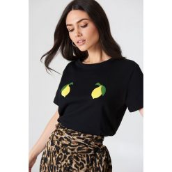 NA-KD T-shirt Lemon - Black. Czarne t-shirty damskie NA-KD, z nadrukiem, z bawełny, bez kołnierzyka. Za 52,95 zł.