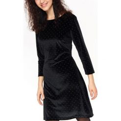 ELEGANCKA WELUROWA SUKIENKA DAMSKA ZDOBIONA APLIKACJAMI. Czarne sukienki damskie marki Top Secret, na zimę, z aplikacjami, z weluru, eleganckie, z dekoltem w serek, bez rękawów. W wyprzedaży za 99,99 zł.