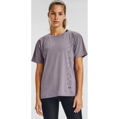 Under Armour Armour Sport Graphic Koszulka Fioletowy. Fioletowe topy damskie Under Armour, xs, z nadrukiem, z elastanu, bez kołnierzyka. Za 171,95 zł.