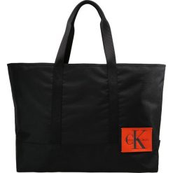 Calvin Klein Jeans SPORT ESSENTIAL CARRYALL Torba na zakupy black. Szare shopper bag damskie marki Guess Jeans, z aplikacjami, z jeansu, do ręki, duże. Za 509,00 zł.