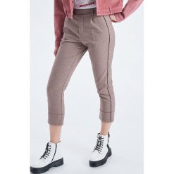 Spodnie chino w kratkę - Szary. Szare chinosy damskie marki Cropp, w kratkę. Za 99,99 zł.