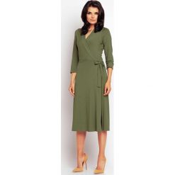 Zakładana Kopertowo Elegancka Oliwkowa Sukienka Midi. Zielone sukienki damskie Molly.pl, na co dzień, s, bez wzorów, z tkaniny, eleganckie, bez kołnierzyka, bez rękawów, midi, proste. Za 129,00 zł.