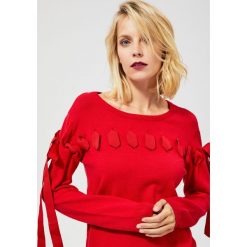 Sweter z ozdobną wstążką. Czerwone swetry damskie Moodo, m, bez wzorów, z poliesteru, klasyczne, z długim rękawem, długie, bez kaptura. Za 89,99 zł.