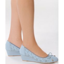 Niebieskie Koturny Tantalizing. Niebieskie koturny damskie Born2be, bez obcasa, na koturnie, bez zapięcia. W wyprzedaży za 39,99 zł.