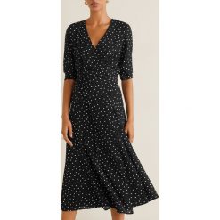 Mango - Sukienka Julie. Czarne sukienki damskie Mango, na co dzień, xs, bez wzorów, z poliesteru, casualowe, bez kołnierzyka, bez rękawów, midi, rozkloszowane. Za 199,90 zł.
