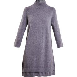 Repeat Sukienka dzianinowa medium grey. Szare sukienki damskie marki Repeat, bez wzorów, z wełny, bez kołnierzyka, bez rękawów. W wyprzedaży za 629,40 zł.