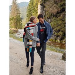 T-SHIRT MĘSKI Z NADRUKIEM. Szare bojówki męskie marki Top Secret, na zimę, m, z nadrukiem, z bawełny, z klasycznym kołnierzykiem. W wyprzedaży za 19,99 zł.