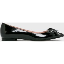Pollini - Baleriny. Czarne baleriny damskie Pollini, bez wzorów, ze skóry, bez obcasa. W wyprzedaży za 599,90 zł.