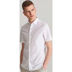 Koszula super slim fit z mikroprintem - Kremowy. Białe koszule męskie Reserved, xl, bez wzorów, bez kołnierzyka, bez rękawów. W wyprzedaży za 49,99 zł.