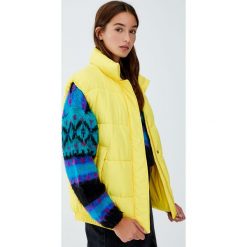 Pikowana żółta kamizelka. Żółte kamizelki damskie Pull&Bear. Za 109,00 zł.